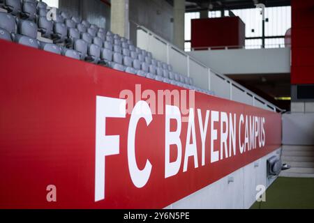 Symbolbild/Themenfoto FC Bayern Campus mit Branding auf der Tribuene, GER, FC Bayern Muenchen vs TSG 1899 Hoffenheim, Fussball Google Pixel Frauen Bundesliga, 3. Spieltag, saison 2024/2025, 23.09.2024 la réglementation DFB interdit toute utilisation de photographies comme séquences d'images et/ou quasi-vidéo Foto : Eibner-Pressefoto/Michael Memmler Banque D'Images