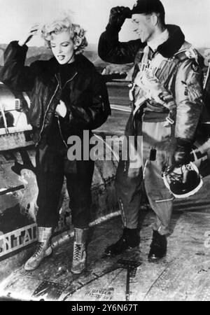 Debout sur l'aile d'un Thunderjet de l'armée de l'air américaine en Corée, l'actrice Marilyn Monroe et le 2nd Lt. Gardner H. Snow, de Watertown, Massachusetts, discutent des opérations de combat pendant les combats en Corée. L'actrice a également parlé avec de nombreux autres aviateurs et a pris part à un spectacle avant de retourner rejoindre son mari, Joe DiMaggio, au Japon. 23 février 1954 Banque D'Images