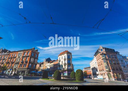 Belgique, Bruxelles, Saint-Gilles, les câbles du tramway, porte-eau est une statue en bronze de Julien Dillens érigée au centre de la barrière de Saint-Gil Banque D'Images