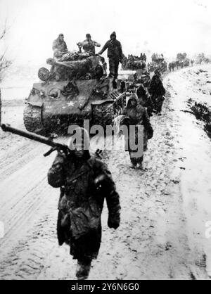 Quelque part en Corée. Une patrouille de l'ONU est vue revenant d'une mission de sondage d'une journée laissée par des chars, dans une tentative d'entrer en contact avec les forces communistes lors d'une tempête de neige à l'extrémité ouest du front. 17 janvier 1951 la guerre de Corée du 25 juin 1950 au 27 juillet 1953 fut un conflit entre la Corée du Nord et la Corée du Sud Banque D'Images