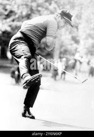 Rochester, New York : Lee Trevino fait un petit pas de danse après avoir coulé un putt Birdie de 20 pieds sur le 12ème trou du Oak Hill Country Club ici aujourd'hui le 16 juin sur son chemin pour gagner l'U.S. Open. Trevino, 28 ans, d'El Paso, Texas , a remporté l'épreuve par quatre coups avec un total record de 72 trous de 275 pour remporter le premier prix de 30 000 $. 18 juin 1968 Banque D'Images