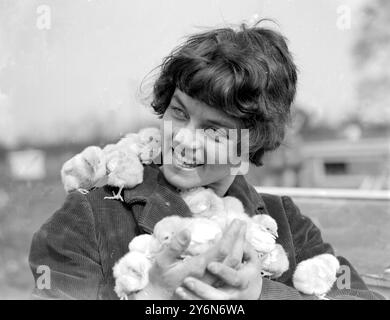 Quelques élèves de Mlle Harrison Bell avec leurs canards à sa ferme avicole à Welwyn. 25 mars 1926 Banque D'Images