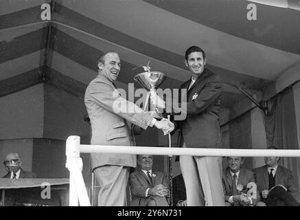 Wentworth, Angleterre : le gaucher néo-zélandais Bob Charles reçoit le trophée de m. Philip Bulpit, chariman de carreras, après avoir remporté la finale du Championnat du monde de golf Piccadilly. Il a battu l'américain Gene Littler dans une finale palpitante de 36 trous. Ils étaient tous carrés après le 36e et au match de la mort suden qui a suivi, Charles a fait un merveilleux aigle trois au 37e pour remporter le titre et le premier prix de £5 750. 11 octobre 1969 Banque D'Images