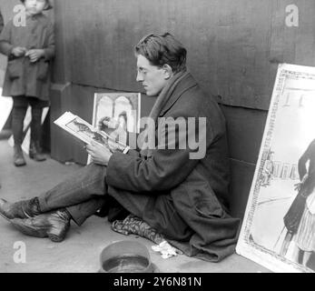 Artiste de pavement dans les huiles. Ex Officer peint des tableaux à l'huile alors qu'il était assis sur le trottoir a attiré une grande attention à l'extérieur de la foire commerciale au Crystal Palace. 1923 Banque D'Images