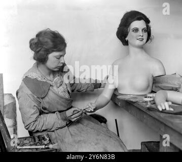 La fabrication de maquettes en cire chez Sage's, Gray's Inn Road. Manucure des mains d'une figurine à moitié finie. 27 février 1921 Banque D'Images