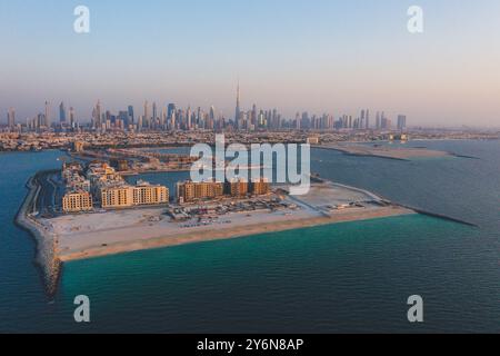 Émirats arabes Unis, Dubaï, arrière-plan, Downtown Dubai Skyline Foreground, Jumeirah 1 Island et Seaport Banque D'Images