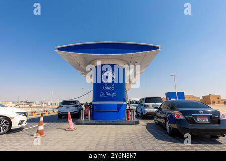 Émirats arabes Unis, émirat d'Abu Dhabi, les voitures se remplissent dans une station-service appartenant à ADNOC, Abu Dhabi National Oil Company, propriété du sultan A. Banque D'Images