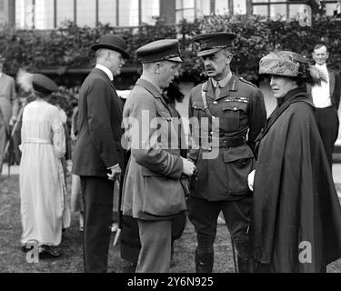 Garden party en l'honneur du capitaine John Alcock et du lieutenant Sir Arthur Whitton-Brown à Edgewarebury House, Elstree. Sir John Alcock et le général et Lady Furze. Banque D'Images