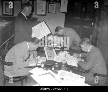 Adresses illuminées pour les célébrations du Jubilé. Le métier très ancien de l’inscription d’adresses illuminées a reçu un filip en raison des nombreuses présentations à faire lors des festivités jubilaires. Artiste au travail aux studios Chevron à Ludgate Hill. 13 mars 1935 Banque D'Images