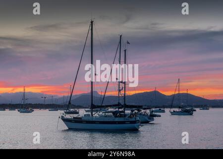 France. Var. Hyères. Côte est de la péninsule de Giens. Bateaux à l'ancre Banque D'Images