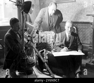 Célébrités apparaissant dans la nouvelle série de films "secrets de l'écriture manuscrite". M. Alan Cobham. 23 mars 1926 Banque D'Images