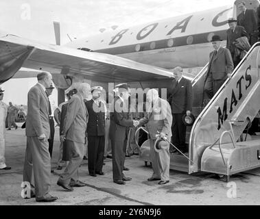 Washington : le premier ministre britannique Sir Winston Churchill est accueilli à Washington par le vice-président Richard Nixon, à son arrivée pour des entretiens de haut niveau avec le président Eisenhower. Le ministre des Affaires étrangères Anthony Eden le suit sur les marches de l'avion. En attendant d'accueillir le premier ministre auprès du secrétaire d'État américain John Foster Dulles (deuxième à partir de la gauche) et de l'ambassadeur britannique Sir Roger Makins (à gauche). 26 juin 1954 Banque D'Images