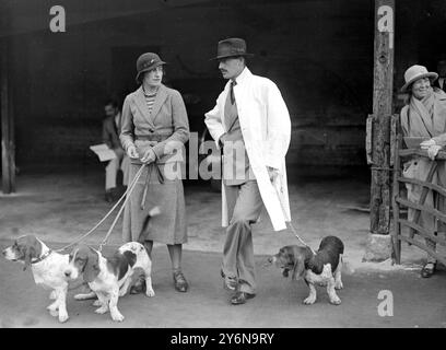 Spectacle Basset Hound au White Lion Hotel, Banbury. Mme de Lisle Bush et deux de ses chiens et M. H.A. Frost. Banque D'Images