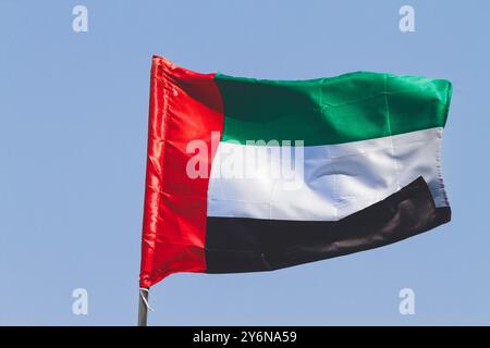 Drapeau des Émirats Arabes Unis, contre un ciel bleu Banque D'Images