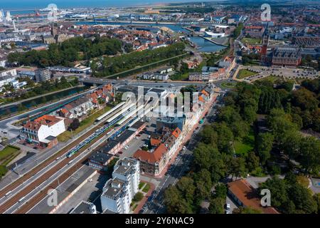 Hauts de France, pas-de-Calais, Calais, vue aérienne, un train TER à la gare de Calais. En arrière-plan, la mairie à droite, avec son beffroi, an Banque D'Images