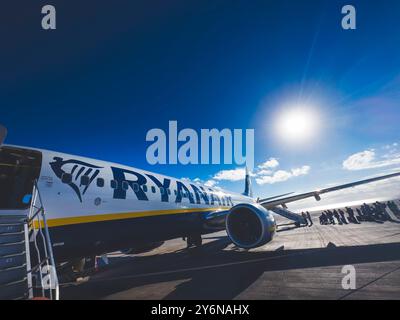 Espagne, Îles Canaries, Lanzarote, avion Ryanair, à l'aéroport d'Arrecife. Passagers embarquant directement sur le tarmac. Banque D'Images
