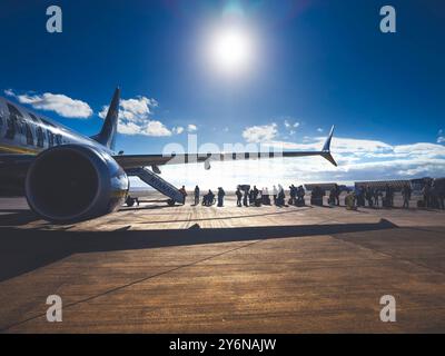 Espagne, Îles Canaries, Lanzarote, avion Ryanair, à l'aéroport d'Arrecife. Passagers embarquant directement sur le tarmac. Banque D'Images