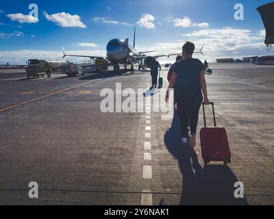 Espagne, Îles Canaries, Lanzarote, avion Ryanair, à l'aéroport d'Arrecife. Passagers embarquant directement sur le tarmac. Banque D'Images