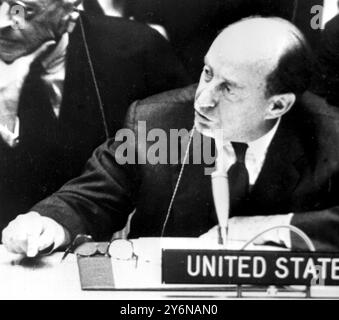 New York : L'ambassadeur des États-Unis aux Nations Unies, M. Adlai Stevenson (à droite) met la Russie soviétique au défi de nier au Conseil de sécurité que l'Union soviétique "a placé et place actuellement des missaires moyens et intermédiaires à Cuba". Le défi qui a été lancé lors de la 25ème session Ocotber du Conseil de sécurité, a suscité des rires bruyants de l'ambassadeur soviétique de l'ONU Valerian Zorin le 27 octobre 1962 Banque D'Images