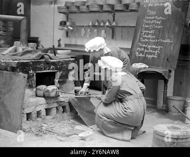 Exposition de cuisine à l'École nationale de cuisine. Les étudiants qui font cuire du pain dans un four construit par eux-mêmes. 1914 - 1918 Banque D'Images