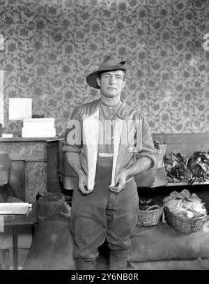 Gilets fabriqués à partir de vieux gants par le Comité territorial des dames. Banque D'Images