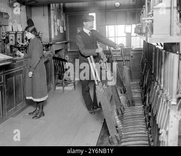 Fille de quinze ans qui aide son père comme télégraphiste dans la boîte de signal de Hitchin. 21 mars 1918 Banque D'Images