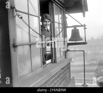 Télégraphiste fille dans la boîte de signal à Hitchin. 21 mars 1918 Banque D'Images