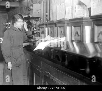 Télégraphiste fille dans la boîte de signal à Hitchin. 21 mars 1918 Banque D'Images