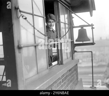 Fille de quinze ans qui aide son père comme télégraphiste dans la boîte de signal de Hitchin. 21 mars 1918 Banque D'Images