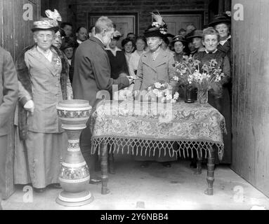 Bureau de poste tenu pendant 109 ans par une famille. Miss Butleron prenant sa retraite en tant que maîtresse de poste Houslow après 25 ans de service a été présentée avec Gold Watch, un pot et un piédestal et un album autographié - elle a été la première femme télégraphiée à Hounslow et est l'une des femmes dans le pays à être une maîtresse de poste comme ce poste n'est pas maintenant accordé aux femmes. années 1917 Banque D'Images