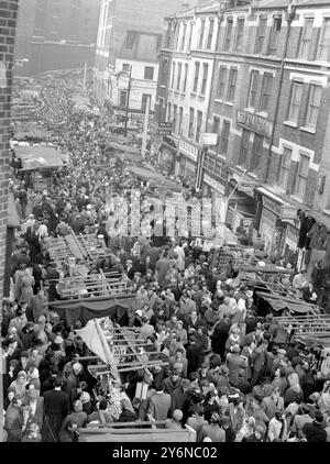 Petticoat Lane Londres dimanche matin 11 décembre 1960 acheteurs à la recherche de la baraque de Noël Banque D'Images