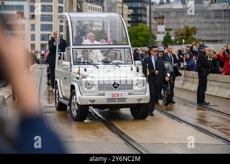 Ville de Luxembourg, Luxembourg. 26 septembre 2024. Le pape François visitant le centre-ville en papamobile. Crédit : Adam Ján Figeľ/Alamy Live News Banque D'Images