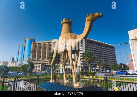 Émirats arabes Unis, Dubaï, Deira district. Statue de dromadaire devant l'hôtel de ville de Dubaï. Banque D'Images