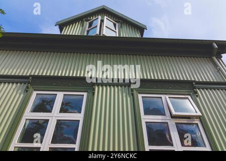 Islande, Reykjavik. Façade de maison colorée dans le centre-ville. Banque D'Images