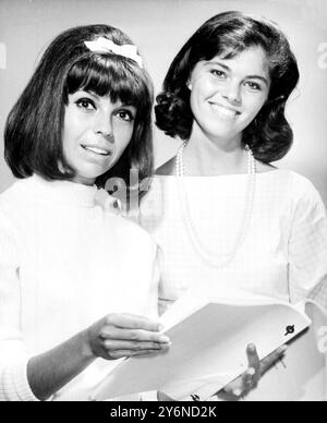 Hollywood : deux filles avec des pères célèbres font leurs débuts au cinéma à Hollywood ce mois-ci. Il s'agit de Nancy Sinatra (à gauche) et Claudia Martin (à droite), filles respectives de Frank Sinarta et Dean Martin. Ils apparaîtront dans United Artists 'for Those Who Think Young'. 17 août 1963 Banque D'Images