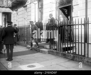 Le roi George V rend visite à la Mission portugaise à leur légation à Gloucester place. Départ du roi - Senhor Machado, le président du Portugal, (main à main). 18 octobre 1917 Banque D'Images