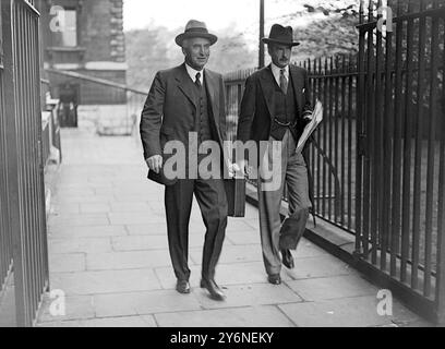 Réunion du Cabinet du désarmement. Sir John Simon et M. Anthony Eden. 20 septembre 1933 Eden, [Robert] Anthony homme politique britannique ; ministre britannique des Affaires étrangères 1935-1938, 1940-1945, 1951-1955, premier ministre britannique 1955-1957, démission à la suite de la crise de Suez  1897-1977 Simon, John Allsebrook, vicomte administrateur et homme politique britannique ; ministre britannique des Affaires étrangères de 1931 à 1935 ; a publié Simon Report  1873-1951 Banque D'Images