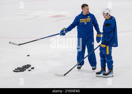 Munich, Allemagne. 26 septembre 2024. Mike Bales (coentraîneur/entraîneur adjoint, Buffalo Sabres) mit JJ Peterka (Buffalo Sabres, no 77). GER, Buffalo Sabres, Eishockey, Trainingssession vor dem Grand Opening des SAP Garden, 26.09.2024. Foto : Eibner-Pressefoto/Franz Feiner crédit : dpa/Alamy Live News Banque D'Images