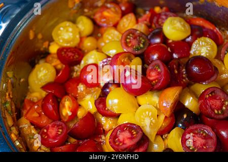 Gros plan Homecooking. Préparation de sauce bolognaise maison. Préparation de sauce tomate. poix de mire sautée. Cuisson des tomates. Brunissement du bœuf haché. Banque D'Images