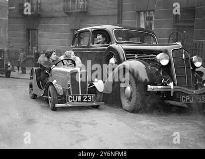 La voiture revendiquée comme la moins chère jamais produite en Britienne a été présentée à Londres par la British Moat Boat Manufacturing Company. Le nouveau véhicule est la voiture Scoot, qui avec un moteur de seulement 2 1/2 chevaux peut transporter deux personnes à des vitesses allant jusqu'à 45 miles à l'heure sur une consommation de carburant de 80 miles au gallon. 2 avril 1936 Banque D'Images