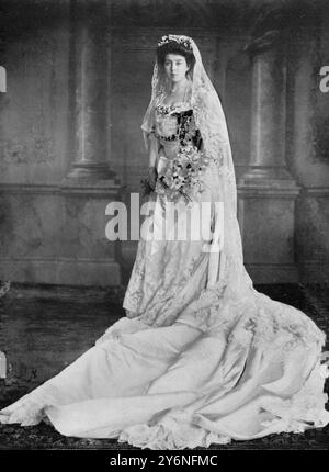 Princesse Marguerite de Connaught la princesse Gustave Adolphe de Suède le jour de son mariage. Le nouveau membre de la Maison Bernadotte dans ses robes de mariée. 24 juin 1905 Banque D'Images