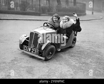 La voiture revendiquée comme la moins chère jamais produite en Britienne a été présentée à Londres par la British Moat Boat Manufacturing Company. Le nouveau véhicule est la voiture Scoot, qui avec un moteur de seulement 2 1/2 chevaux peut transporter deux personnes à des vitesses allant jusqu'à 45 miles à l'heure sur une consommation de carburant de 80 miles au gallon. 2 avril 1936 Banque D'Images