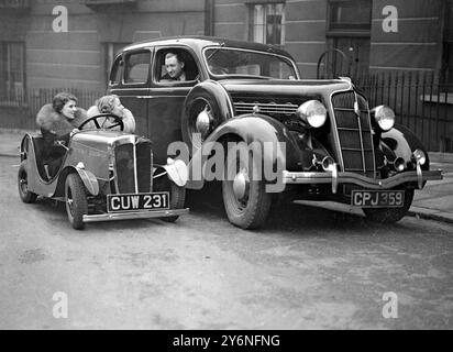 La voiture revendiquée comme la moins chère jamais produite en Grande-Bretagne a été présentée à Londres par la British Motor Boat Manufacturing Company. Le nouveau véhicule est la voiture Scoota, qui avec un moteur de seulement 2 1/2 chevaux peut transporter deux personnes à des vitesses allant jusqu'à 45 miles à l'heure sur une consommation de carburant de 80 miles au gallon. 2 avril 1936 Banque D'Images