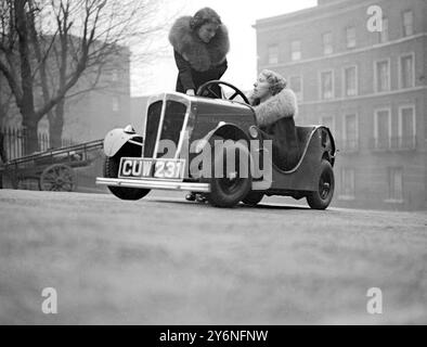 La voiture revendiquée comme la moins chère jamais produite en Britienne a été présentée à Londres par la British Moat Boat Manufacturing Company. Le nouveau véhicule est la voiture Scoot, qui avec un moteur de seulement 2 1/2 chevaux peut transporter deux personnes à des vitesses allant jusqu'à 45 miles à l'heure sur une consommation de carburant de 80 miles au gallon. 2 avril 1936 Banque D'Images