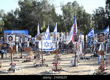Des drapeaux et des pancartes israéliens avec les noms et les photos des morts et des kidnappés sont vus sur le site commémoratif du massacre du Hamas au Nova Music Festival à Re'im, le jeudi 26 septembre 2024. Israël se prépare à commémorer un an après l'attaque terroriste du Hamas, lorsque 1 200 personnes ont été assassinées et 240 prises en otage à Gaza. Plus de 41 000 Palestiniens à Gaza ont été tués dans la guerre israélo-Gaza de près d'un an. Photo de Debbie Hill/UPI Banque D'Images