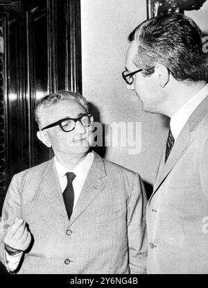 Rome : le premier ministre italien Giovanni Leone, âgé de 59 ans, discute avec un journaliste de sa sortie du palais Giustiniani le 21 juin après avoir rencontré des socialistes et des républicains dans le but de former un nouveau gouvernement. 25 juin 1968 Banque D'Images