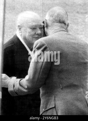 Paris, France : lors de leur première réunion depuis cinq ans, Sir Winston Churchill reçoit ce matin la plus haute décoration de France, la Croix française de libération des mains du premier ministre Charles de Gaulle dans les jardins de l'Hôtel Matignon. L'ordre a été créé par le général au cours de la dernière guerre ; maintenant il y en a 1 054 détenteurs, mais seulement 637 sont encore en vie. Sir Winston n'est que le troisième détenteur abandonné de la décoration. Après la cérémonie, il y a eu un déjeuner privé pour les deux hommes. 6 novembre 1958 Banque D'Images