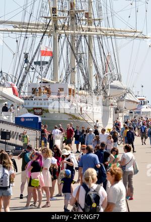 Touristes aux navires du musée ORP Blyskawica et Dar Pomorza dans le port de Gdynia, Gdynia Pologne, Europe, UE Banque D'Images