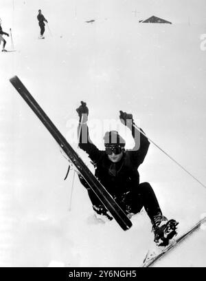 » Moritz : lors de sa première escapade de ski sur les pistes de Chantarella aujourd'hui, John Lennon, du célèbre pop-songsters anglais, les Beatles, fait un tonneau dans la neige. John, accompagné de sa femme, cynthia, profite actuellement de vacances de sports d'hiver elle. 28 janvier 1965 Banque D'Images