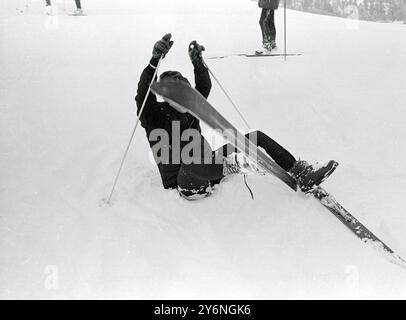 » Moritz : lors de sa première escapade de ski sur les pistes de Chantarella aujourd'hui, John Lennon, du célèbre pop-songsters anglais, les Beatles, fait un tonneau dans la neige. John, accompagné de sa femme, cynthia, profite actuellement de vacances de sports d'hiver elle. 28 janvier 1965 Banque D'Images